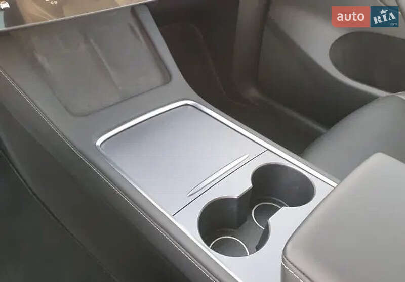 Внедорожник / Кроссовер Tesla Model Y 2023 в Киеве