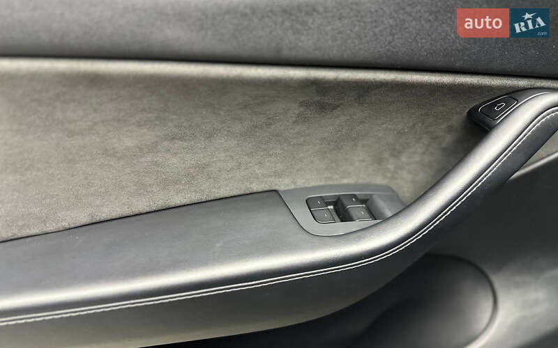 Позашляховик / Кросовер Tesla Model Y 2021 в Чернівцях