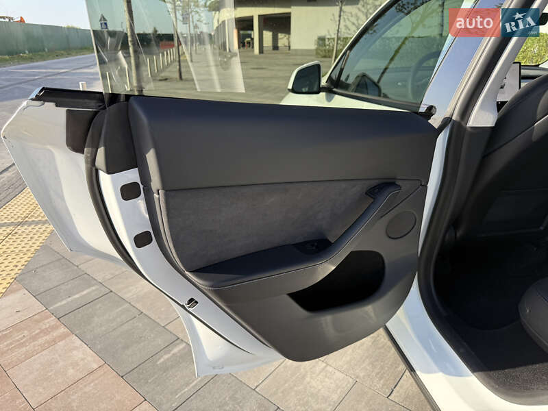 Внедорожник / Кроссовер Tesla Model Y 2023 в Киеве
