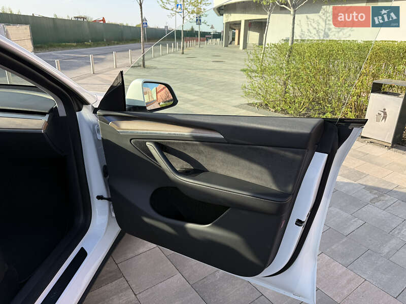 Внедорожник / Кроссовер Tesla Model Y 2023 в Киеве