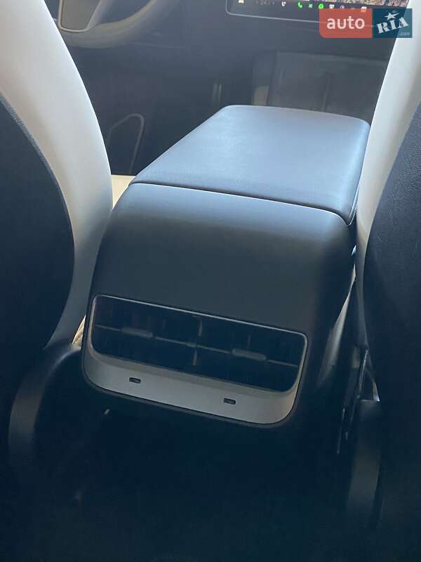 Позашляховик / Кросовер Tesla Model Y 2024 в Києві
