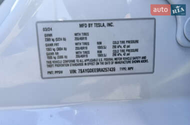 Позашляховик / Кросовер Tesla Model Y 2024 в 