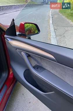 Позашляховик / Кросовер Tesla Model Y 2024 в 