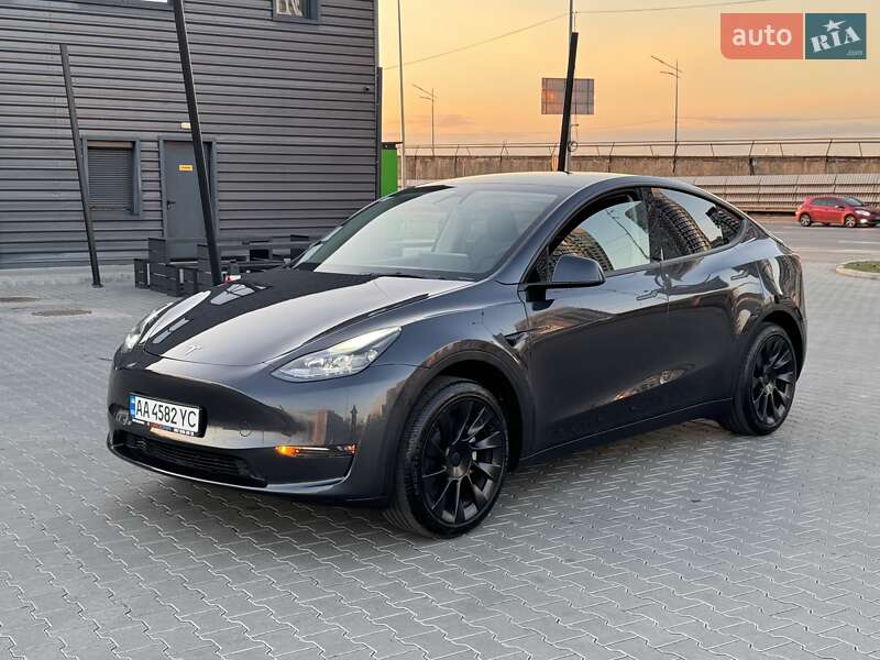 Tesla Model Y 2024
