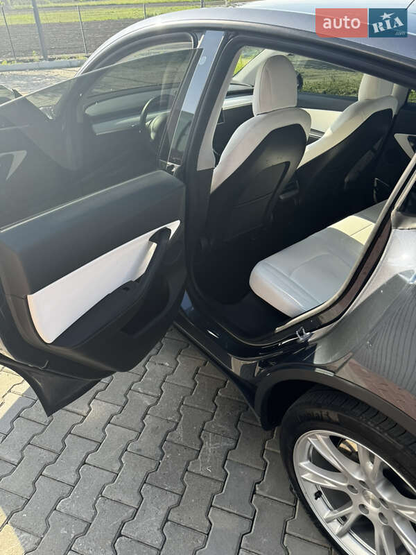 Позашляховик / Кросовер Tesla Model Y 2020 в Чернівцях