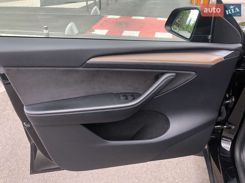 Внедорожник / Кроссовер Tesla Model Y 2022 в Киеве