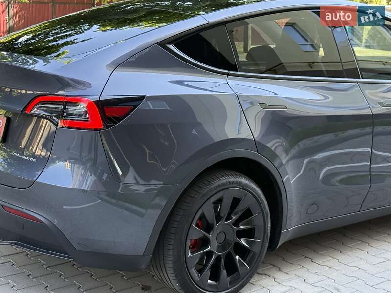 Позашляховик / Кросовер Tesla Model Y 2023 в Чернівцях