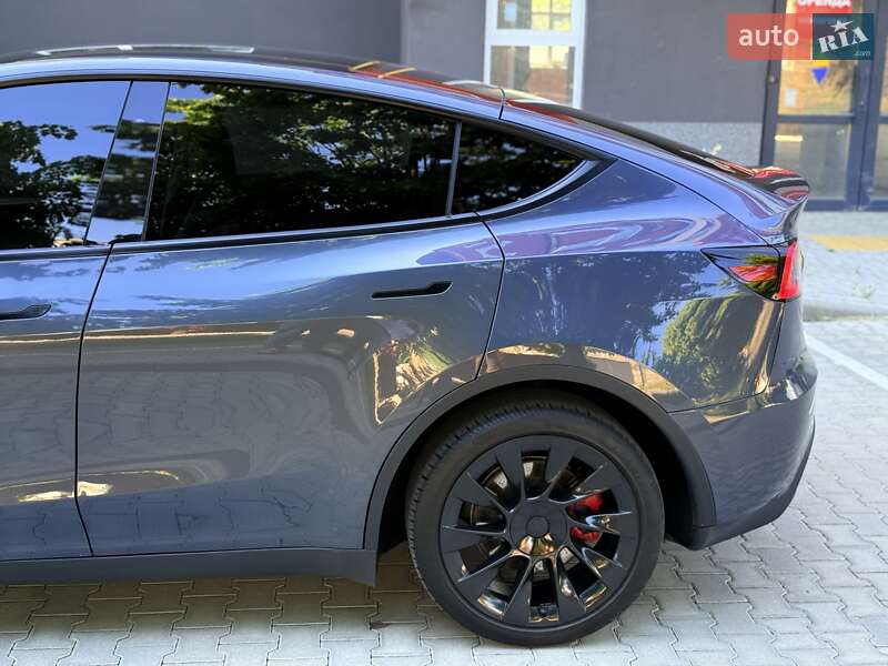 Позашляховик / Кросовер Tesla Model Y 2023 в Чернівцях