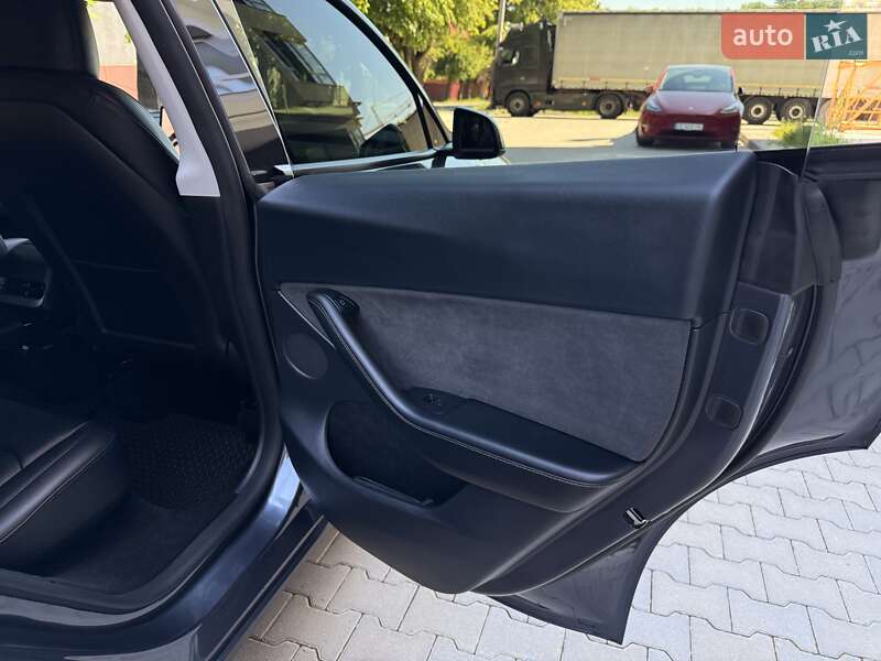 Позашляховик / Кросовер Tesla Model Y 2023 в Чернівцях
