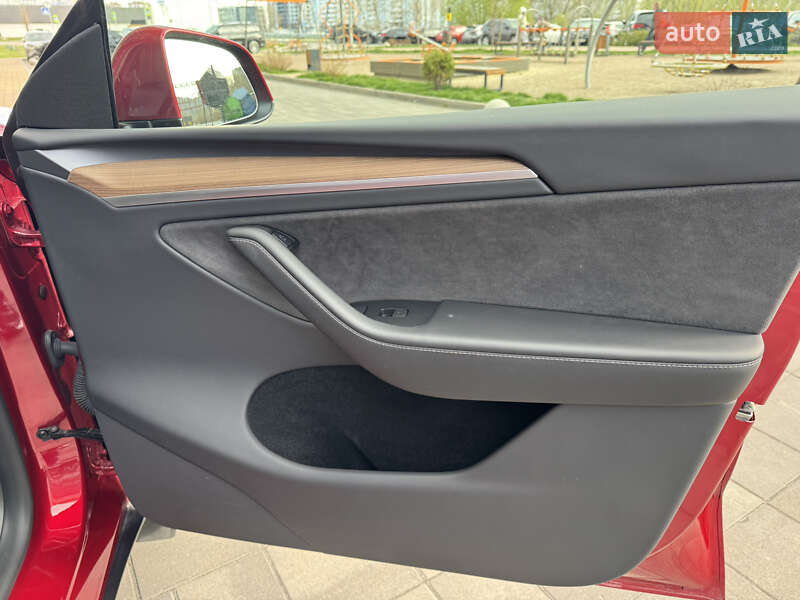 Внедорожник / Кроссовер Tesla Model Y 2024 в Киеве