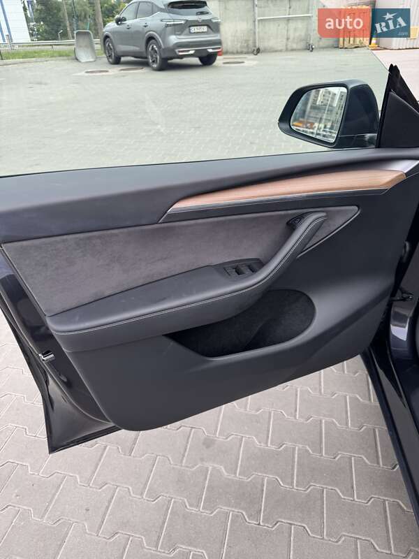 Внедорожник / Кроссовер Tesla Model Y 2024 в Киеве