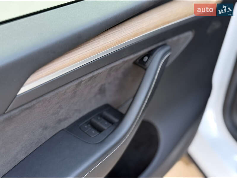Внедорожник / Кроссовер Tesla Model Y 2023 в Луцке