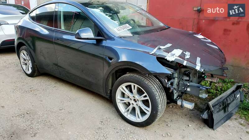 Tesla Model Y 2024