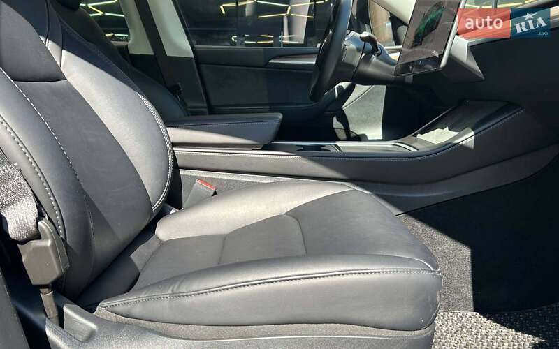 Позашляховик / Кросовер Tesla Model Y 2023 в Чернівцях