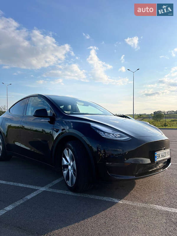 Внедорожник / Кроссовер Tesla Model Y 2023 в Ровно