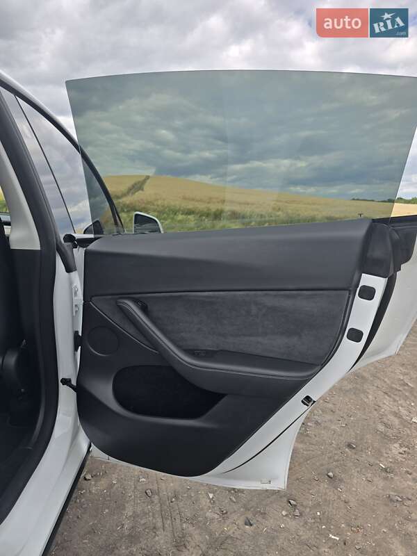 Внедорожник / Кроссовер Tesla Model Y 2023 в Львове