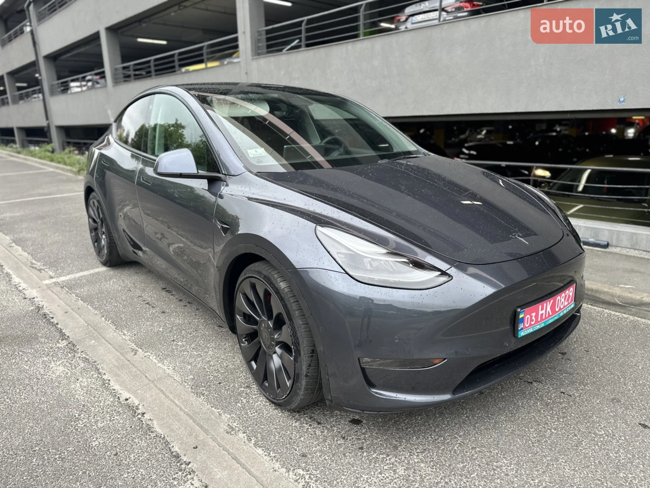  Продаю Tesla Model Y Performance 2022 року | Сірий колір | Свіжопригнана

 Авто тільки пригнане, у відмінному стані — не бита, без пошкоджень, технічно повністю справна.
Дуже динамічна і водночас економічна — розгін 0–100 км/год лише за 3.5 секунди!
Електрокросовер із повним приводом, ідеально підходить як для міста, так і для траси чи зими.
Характеристики:
 Рік випуску: 2022
Колір: Midnight Silver Metallic (сірий металік)
 Dual Motor AWD – повний привід
Запас ходу: до 480 км (залежно від стилю їзди)
 Потужність: понад 500 к.с.
 Диски: 21” Performance 
Пробіг: 121000
Performance-комплектація включає:
	•	Спортивна підвіска
	•	Преміальні гальма Performance
	•	Панорамний скляний дах
	•	Чорний преміум-інтер’єр
	•	Аудіосистема преміум-класу
	•	Автопілот 
	•	Підігрів усіх сидінь і керма
	•	Камери 360°, парктроніки, автопаркування
	•	Безключовий доступ, бездротова зарядка для смартфонів
	•	Багато інших сучасних функцій

 Документи:
	•	Автомобіль свіжопригнаний
	•	Не був у ДТП, чиста історія
	•	Розмитнений / Готовий до реєстрації)


 Додатково:
	• нова гума, зарядний пристрій, тонування, сигналізація тощо)

Tesla — це не просто авто. Це технологія, емоції і максимальний комфорт.
Не потребує жодного обслуговування — сів і поїхав. Ідеальний варіант для тих, хто шукає сучасне, швидке та екологічне авто з характером.