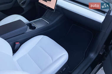 Позашляховик / Кросовер Tesla Model Y 2024 в 