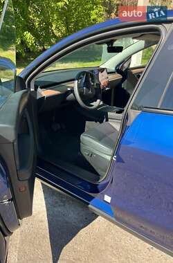 Позашляховик / Кросовер Tesla Model Y 2024 в 