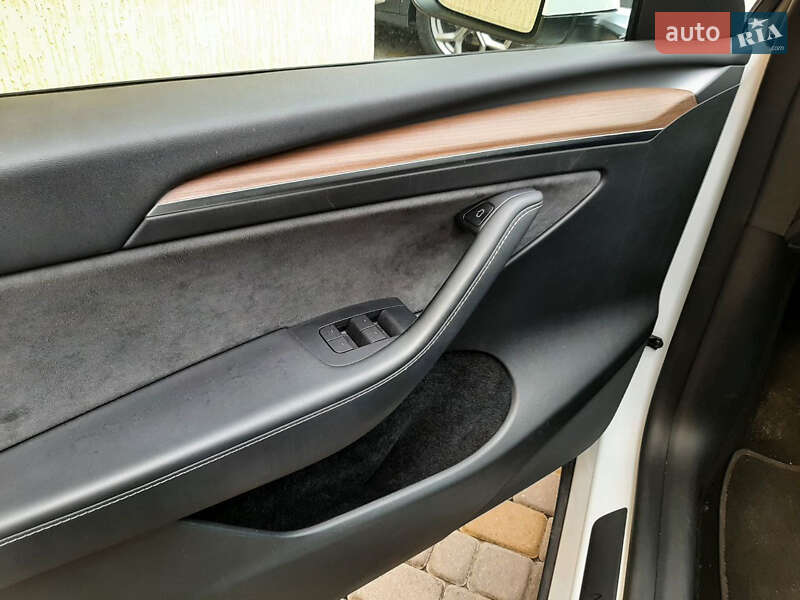 Позашляховик / Кросовер Tesla Model Y 2022 в Львові