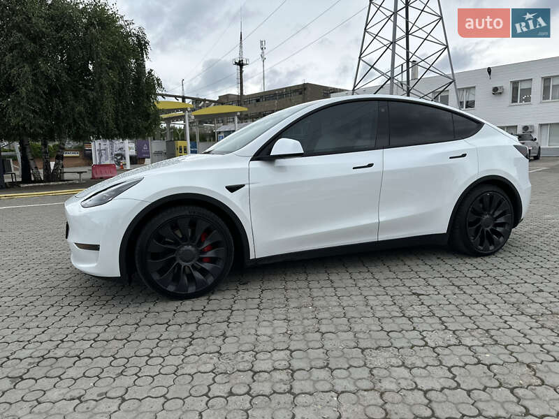 Позашляховик / Кросовер Tesla Model Y 2022 в Чернівцях