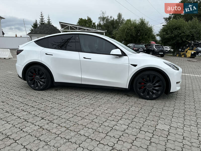 Позашляховик / Кросовер Tesla Model Y 2022 в Чернівцях