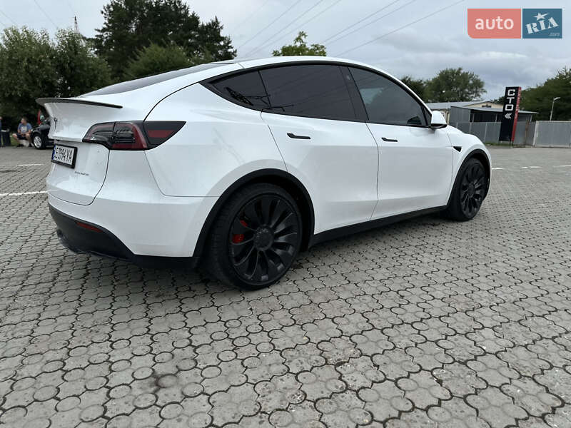 Позашляховик / Кросовер Tesla Model Y 2022 в Чернівцях