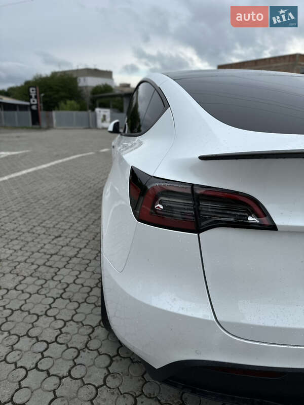 Позашляховик / Кросовер Tesla Model Y 2022 в Чернівцях
