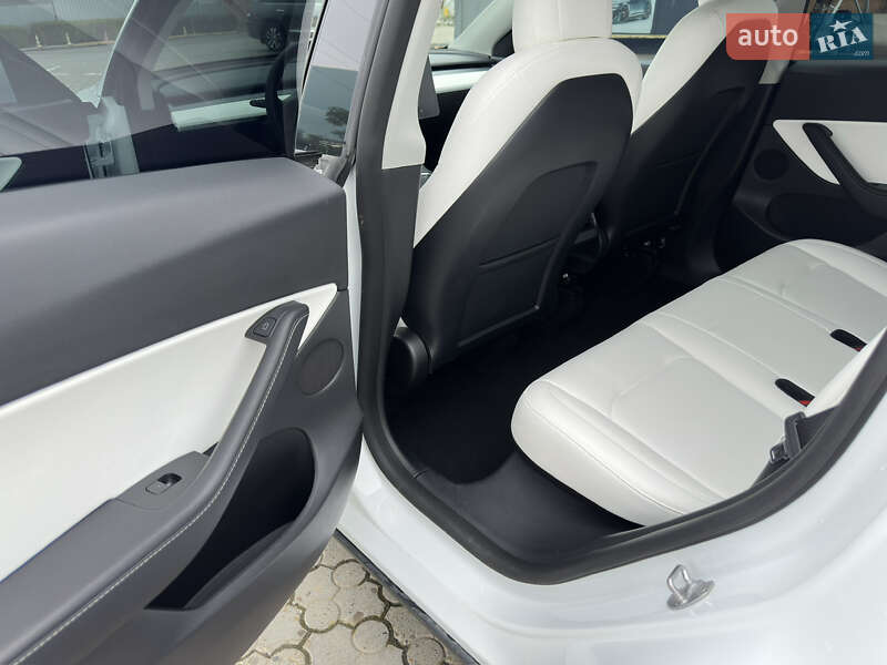 Позашляховик / Кросовер Tesla Model Y 2022 в Чернівцях