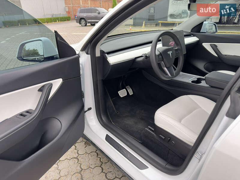 Позашляховик / Кросовер Tesla Model Y 2022 в Чернівцях
