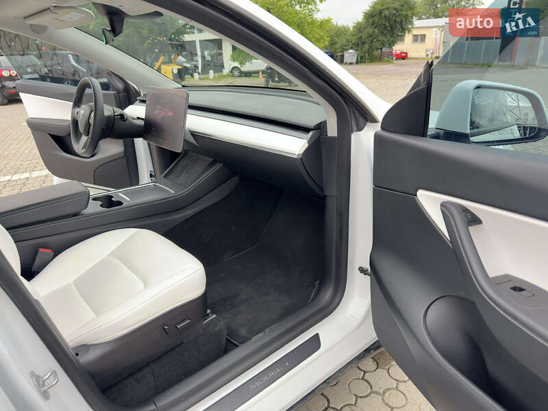 Позашляховик / Кросовер Tesla Model Y 2022 в Чернівцях