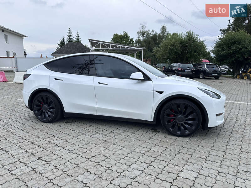 Позашляховик / Кросовер Tesla Model Y 2022 в Чернівцях