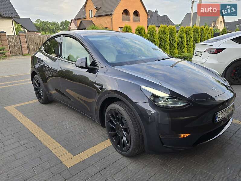 Tesla Model Y 2024
