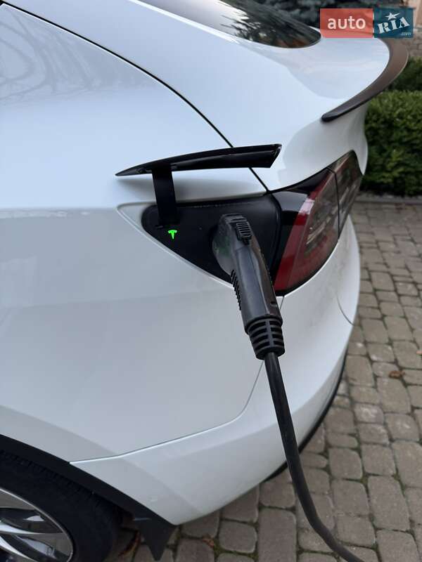 Позашляховик / Кросовер Tesla Model Y 2022 в Чернівцях