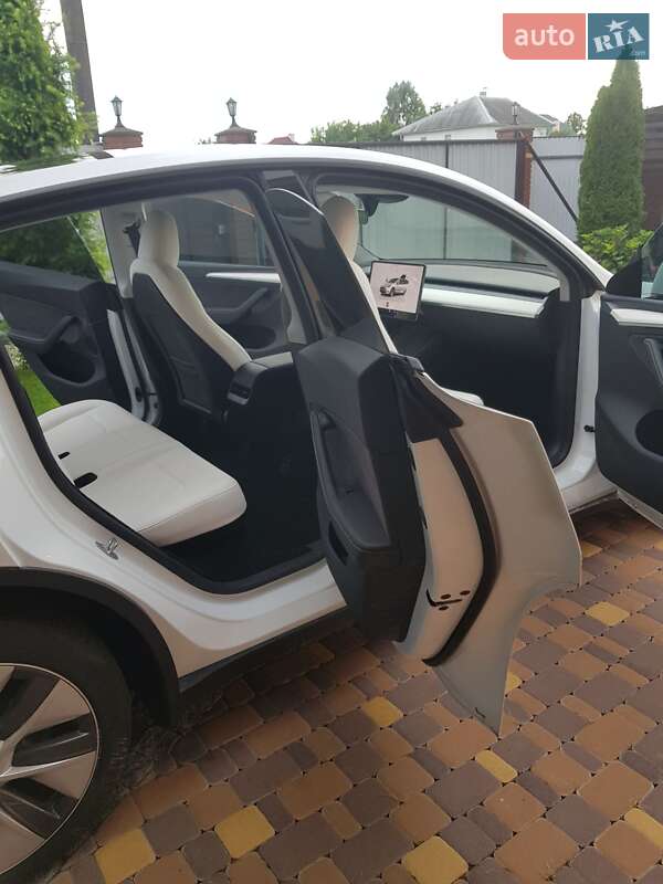 Внедорожник / Кроссовер Tesla Model Y 2023 в Киеве