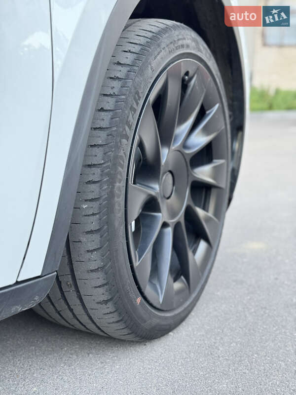 Внедорожник / Кроссовер Tesla Model Y 2023 в Могилев-Подольске