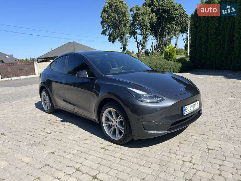 Tesla Model Y 2024