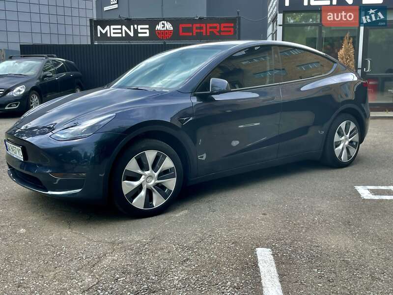 Tesla Model Y 2024