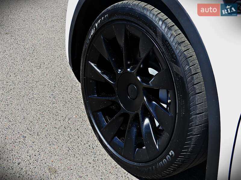 Позашляховик / Кросовер Tesla Model Y 2021 в Черкасах