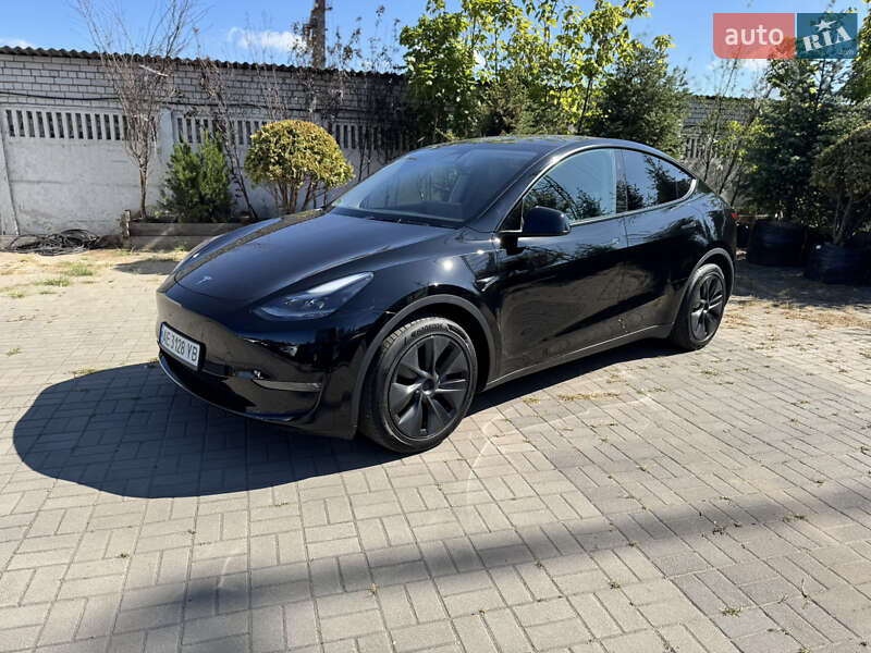 Tesla Model Y 2024