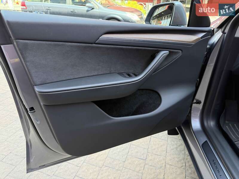 Внедорожник / Кроссовер Tesla Model Y 2023 в Львове