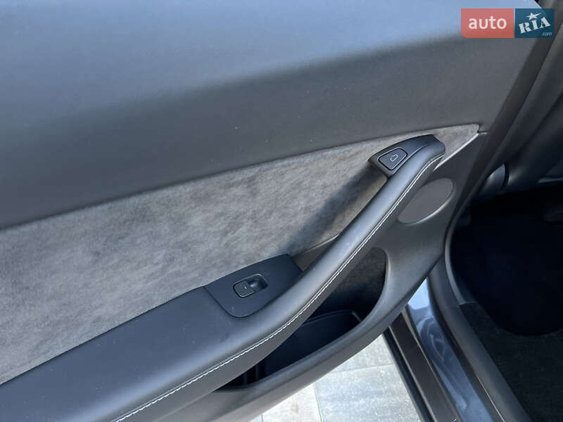 Позашляховик / Кросовер Tesla Model Y 2024 в Києві