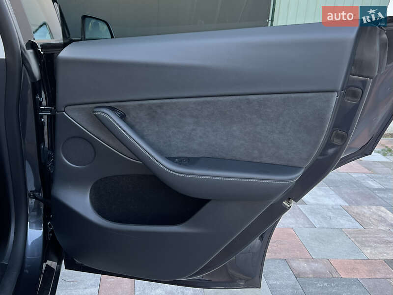 Позашляховик / Кросовер Tesla Model Y 2024 в Києві