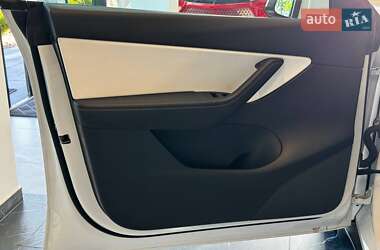 Позашляховик / Кросовер Tesla Model Y 2021 в 