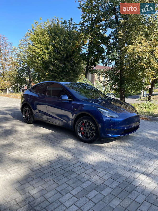 Tesla Model Y 2024