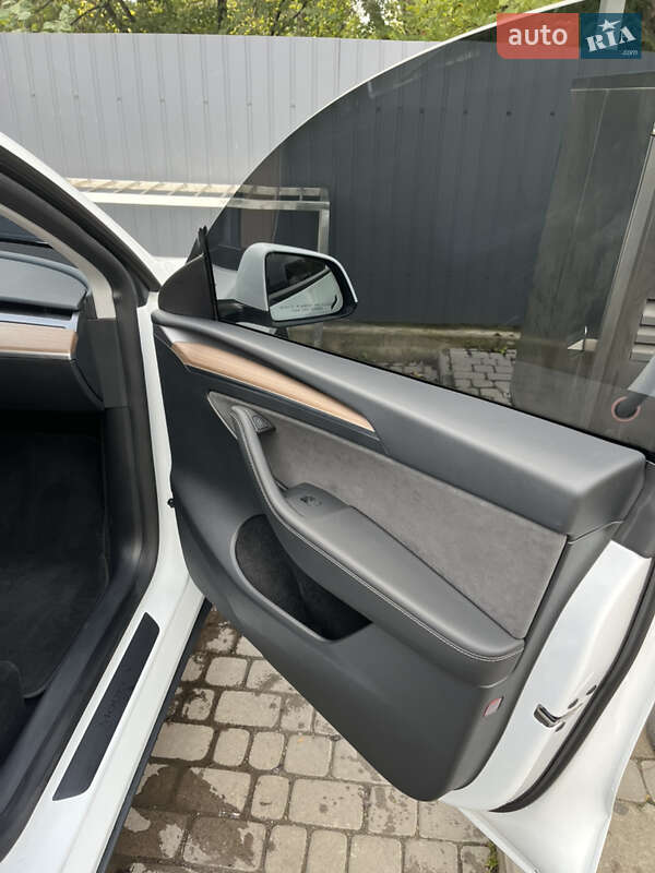 Внедорожник / Кроссовер Tesla Model Y 2024 в Ивано-Франковске