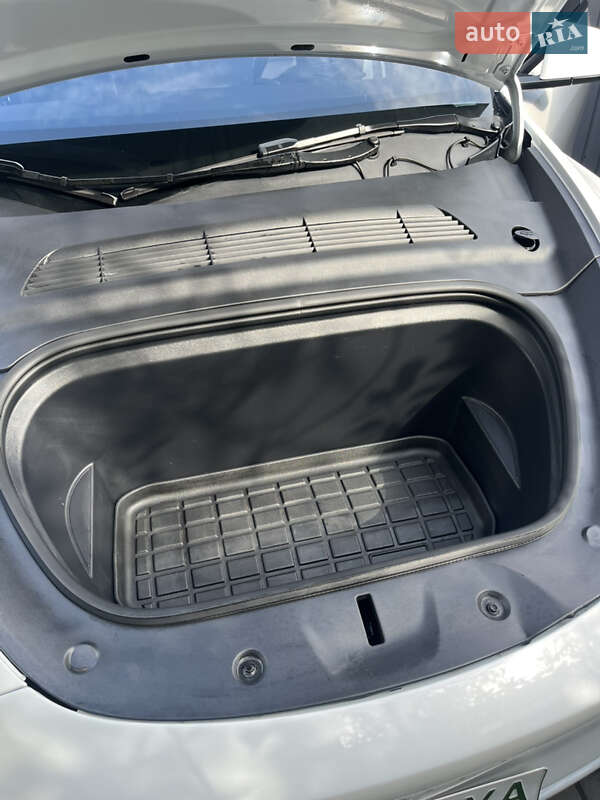 Внедорожник / Кроссовер Tesla Model Y 2024 в Ивано-Франковске