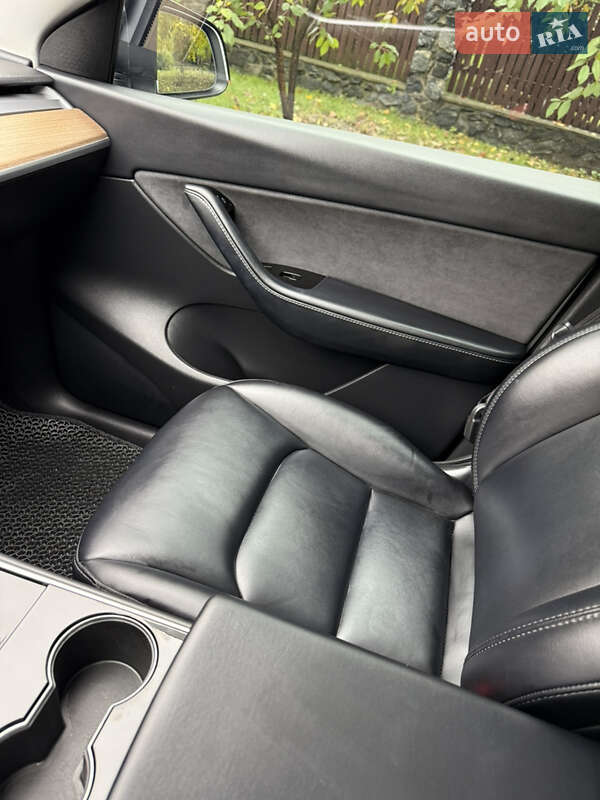 Внедорожник / Кроссовер Tesla Model Y 2020 в Вишневом