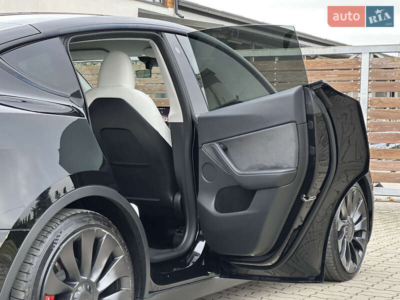 Внедорожник / Кроссовер Tesla Model Y 2023 в Стрые