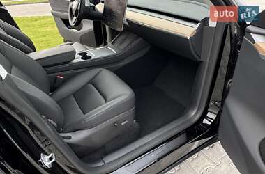 Позашляховик / Кросовер Tesla Model Y 2024 в  фото 5 Позашляховик / Кросовер Tesla Model Y 2024 в
